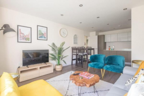 Stylish Apartment 1 min to Station with Balcony